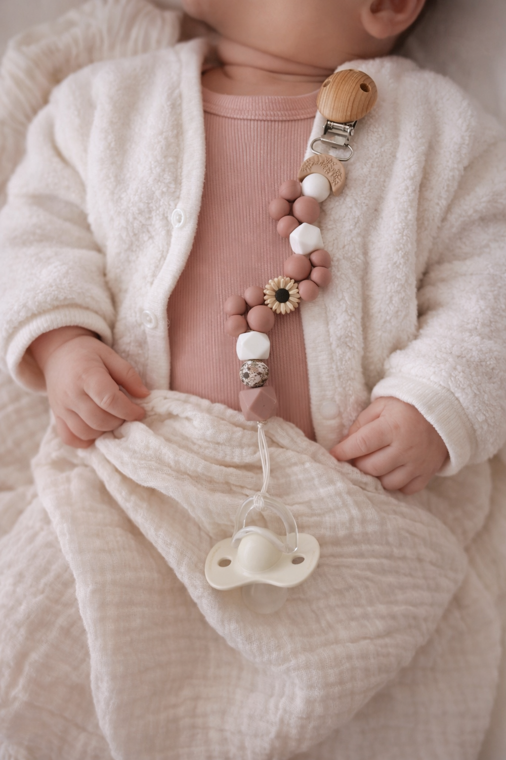 Attache tétine FLEUR DE SABLE